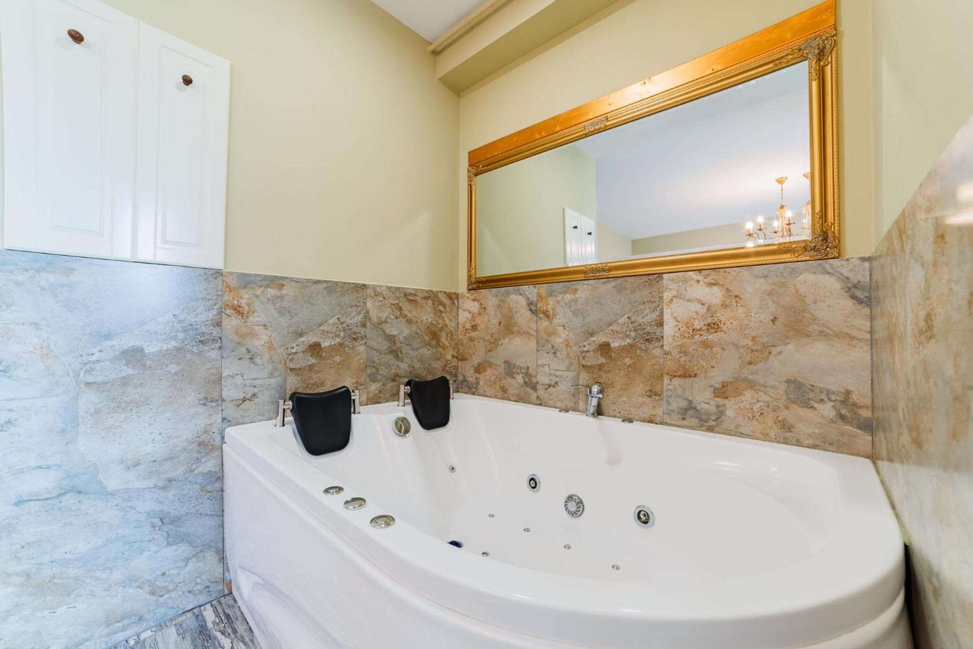 Romantic Jacuzzi Chic Apartment 시나이아 외부 사진