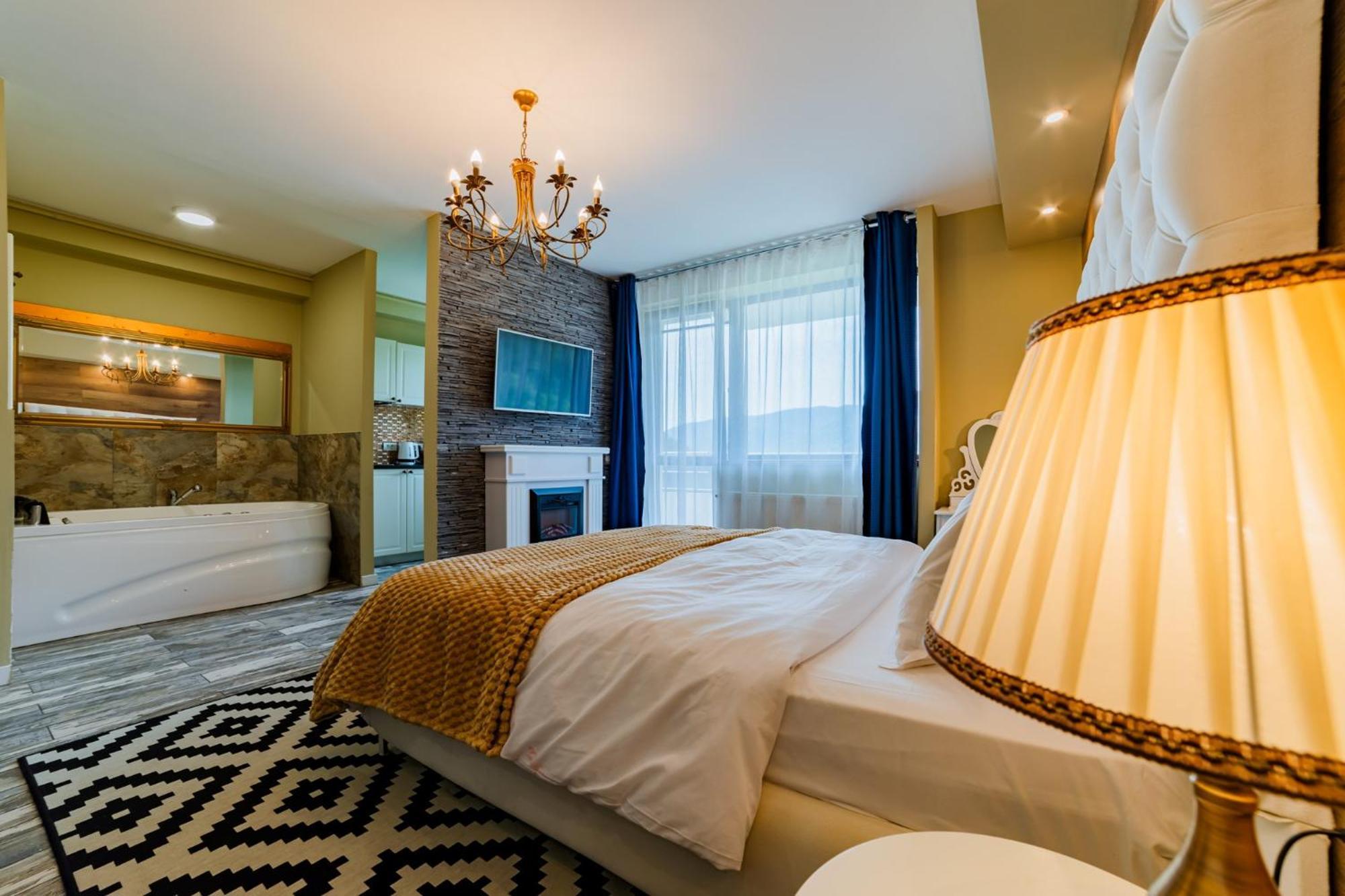 Romantic Jacuzzi Chic Apartment 시나이아 외부 사진